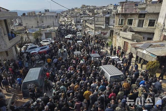 [AP/뉴시스] 8일 시리아 북서부 이들립주 마을에서 아래쪽 라타키아주의 아사드 충성파에게 살해된 신 정부 군인 4명의 장례식이 치러지고 있다