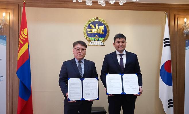 서울 용산구 주한 몽골대사관에서 김동훈 서울외국인주민센터장(왼쪽)과&nbsp;수흐벌드 수혜 주한 몽골대사가 업무협약(MOU)을 맺은 뒤 기념사진을 찍고 있다.&nbsp;서울시 제공