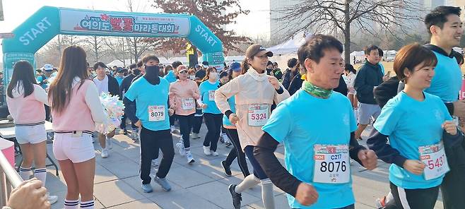 지난 9일 열린 제15회 여의도 벚꽃 마라톤대회 참가자들이 한강변을 달리고 있다.&nbsp;한국마라톤TV 제공