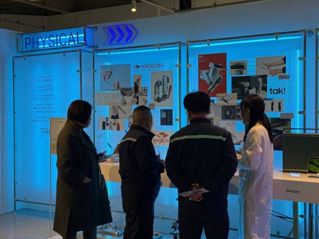 10일 라이프놀로지 랩을 찾은 방문객이 작품에 대한 설명을 듣고 있다. 박지수 기자