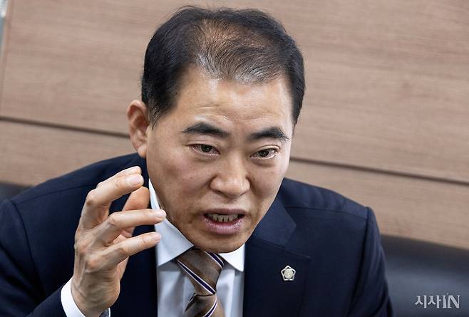 3월4일 오후 경남 창원시 성산구 사무실에서 만난 남상권 변호사는 '민주당에도 황금폰을 줄 수 있다'고 한 말이 비상계엄의 도화선이 됐을 거라고 말했다. ⓒ시사IN 조남진