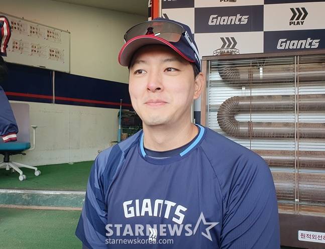 롯데 김원중이 9일 KIA전을 앞두고 취재진과 인터뷰를 하고 있다. /사진=양정웅 기자