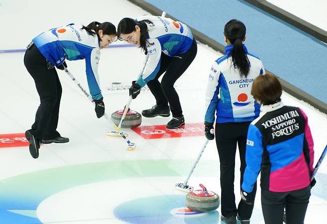 강릉시청 팀킴과 팀 요시무라의 결승 경기 [주최 측 제공. 재판매 및 DB 금지]