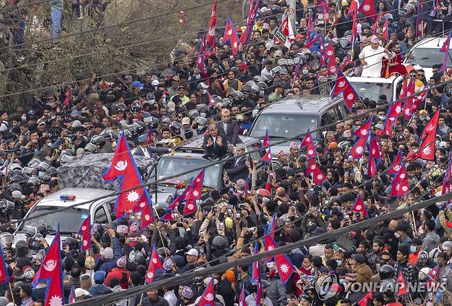 네팔 왕정복고 시위 (카트만두 EPA=연합뉴스) 9일(현지시간) 네팔 카트만두에서 왕정복고를 원하는 시위대가 갸넨드라 샤(77) 전 국왕을 환영하고 있다. 2025.3.10. photo@yna.co.kr