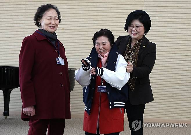 학교 점퍼 입는 87세 새내기 (서울=연합뉴스) 서명곤 기자 = 10일 서울 용산구 숙명여자대학교 백주년기념관에서 열린 미래교육원 입학식에서 문시연 총장이 학업에 도전하는 새내기 김갑녀(87), 모부덕(87) 할머니에게 학교 점퍼를 입혀주고 있다. 2025.3.10 seephoto@yna.co.kr