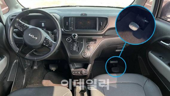 쏘카 운전교육용 차량에 장착된 조수석 브레이크.(사진=쏘카)