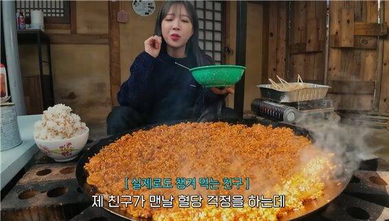 먹방 유튜버 쯔양이 저당곡물 파로가 들어간 김치볶음밥을 소개했다. 파로는 당 함량이 2.4g으로 타 곡물보다 낮아 혈당 관리, 체중 조절, 고혈압 예방 등에 좋다. [사진=유튜브 채널 'tzuyang쯔양']