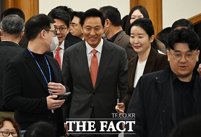 국회무궁화포럼 제6회 토론회 참석하는 오세훈 서울시장(가운데).