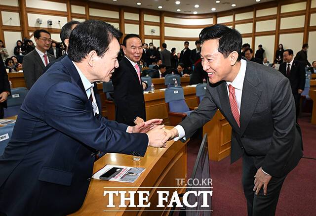 인사하는 성일종 국방위원장(왼쪽)과 오세훈 서울시장.