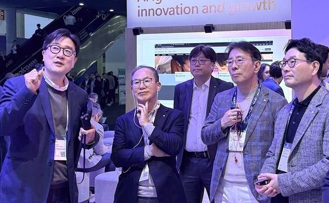 양종희 KB금융그룹 회장이 스페인 바르셀로나에서 열린 세계 최대 모바일 전시회 'MWC 2025'에 참석해 이목이 집중된다. 양종희 KB금융그룹 회장(왼쪽에서 두 번째), 이창권 디지털·IT부문장(왼쪽에서 다섯 번째), 이재근 글로벌 사업부문장(왼쪽에서 네 번째)이 MWC25 행사장에서 설명을 듣고 있다. /KB금융그룹