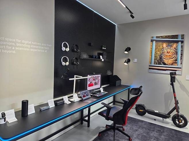 지난 3일(현지시간)부터 6일까지 스페인 바르셀로나에서 열린 MWC 2025 전시장에 위치한 샤오미 부스. 각종 웨어러블 기기와 모니터, 스마트 조명, 스마트 보안 카메라, 스마트 스피커 등이 진열돼 있다. 이는 샤오미 스마트폰으로 모두 제어 가능하다 ⓒ임채현 기자