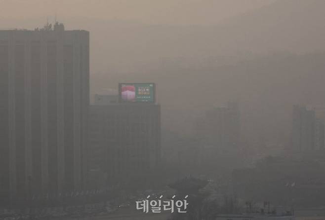 초미세먼지 영향으로 도심이 뿌옇게 보이는 모습(자료사진). ⓒ연합뉴스