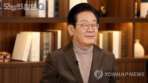 더불어민주당 싱크탱크인 민주연구원의 집단지성센터는 2일 이재명 대표가 'AI와 대한민국, 그리고 나'를 주제로 전문가들과 나눈 첫 대담 영상을 유튜브 채널에 공개했다. [더불어민주당 제공=연합뉴스]