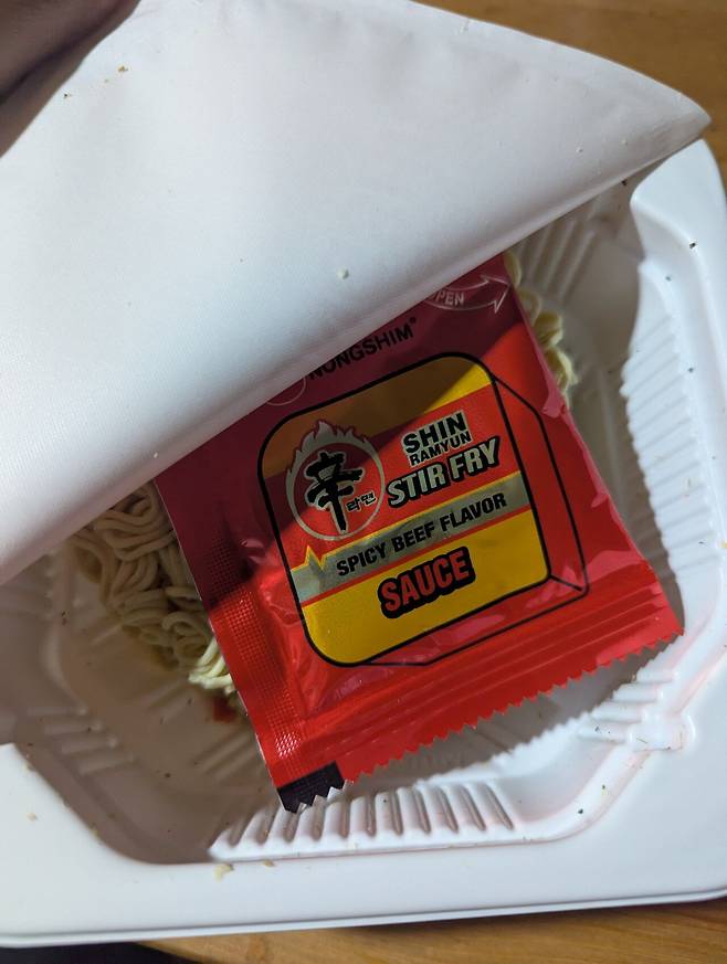 PXL_20250310_065732760.jpg 해외판 신라면 볶음 컵라면 후기