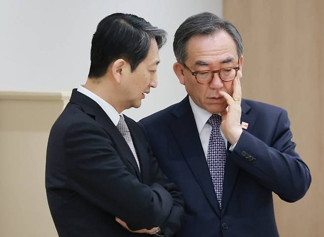 안덕근 산업통상자원부 장관과 조태열 외교부 장관이 지난해 12월 3일 서울 용산 대통령실에서 열린 한·키르기스스탄 정상회담에서 대화를 나누고 있다. 사진=뉴시스