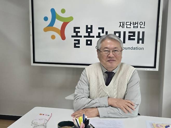 김용익 재단법인 ‘돌봄과 미래’ 이사장은 지난 5일 인터뷰에서 “지역 돌봄 체계 구축과 함께 요양병원·시설 개혁이 동시에 진행돼야 한다”고 강조했다. 김소연 기자 dandy@hani.co.kr