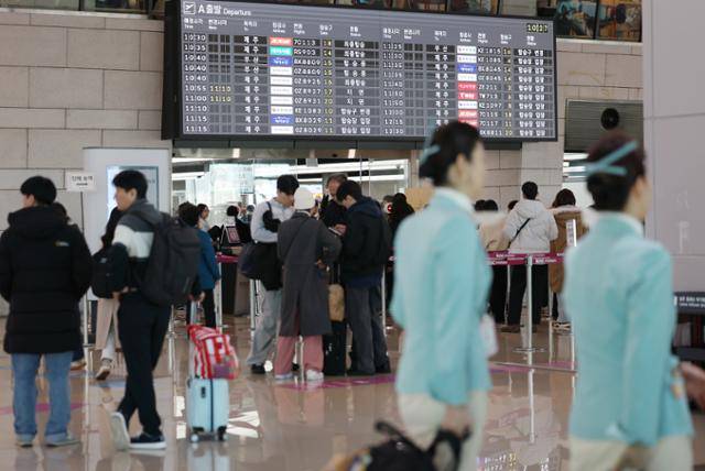 1월 24일 김포공항 국내선 청사에서 여행객들이 탑승수속을 위해 대기하고 있다. 뉴시스