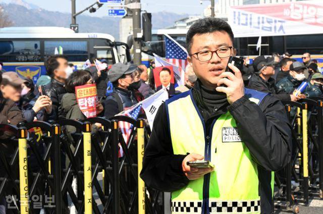 종로경찰서 소속 대화 경찰관인 송영명 정보관이 8일 서울 광화문사거리에서 열린 탄핵반대 집회에서 대화 경찰 임무를 수행하고 있다. 고영권 기자