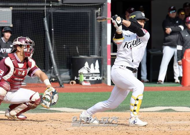 10일 오후 수원 KT위즈파크에서 열린 2025 프로야구 시범경기 키움과 KT 경기. KT 유준규가 5회 타격하고있다. 유격수 땅볼 수원=정시종 기자 capa@edaily.co.kr /2025.03.10.