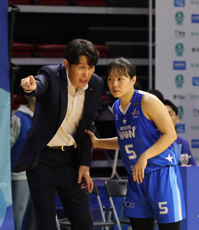 <yonhap photo-6695=""> 지시하는 우리은행 위성우 감독 (아산=연합뉴스) 이주형 기자 = 10일 충남 아산 이순신체육관에서 열린 2024-2025 여자프로농구 플레이오프 5차전 우리은행과 KB 스타즈의 경기. 우리은행 위성우 감독이 심성영에게 지시하고 있다. 2025.3.10 coolee@yna.co.kr/2025-03-10 21:08:25/ <저작권자 ⓒ 1980-2025 ㈜연합뉴스. 무단 전재 재배포 금지, AI 학습 및 활용 금지></yonhap>