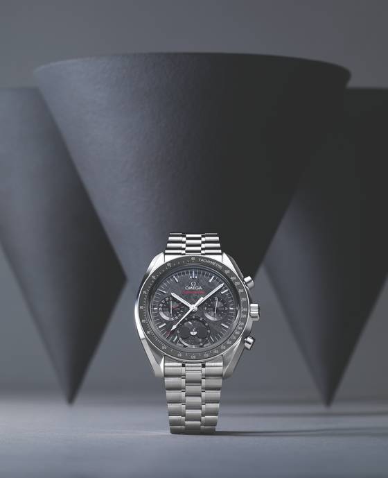 운석 다이얼 위에 문페이즈 디스플레이를 얹은 스피드마스터 문페이즈 메테오라이트 모델. 사진 김흥수(무브먼트 스튜디오)