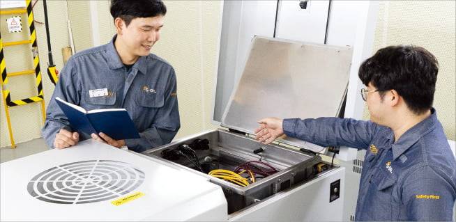 에쓰오일 직원들이 서울 마곡 기술개발센터에서 액침냉각유 성능을 테스트하고 있다.  에쓰오일 제공