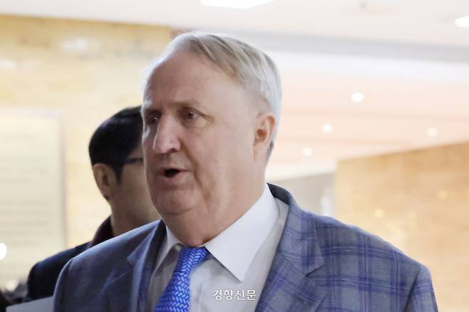 인요한 국민의힘 의원이 지난해 12월14일 국회에서 열린 국민의힘 비상의원총회에 입장하고 있다. 한수빈 기자