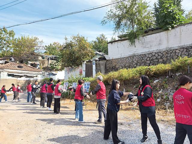 연탄 봉사자들이 지난해 10월 서울 노원구 백사마을에서 연탄을 배달하고 있다. 국민일보DB