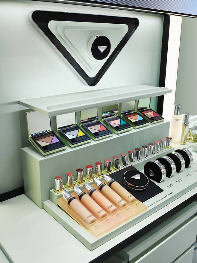 프라다 뷰티가 지난 1월 서울 성동구 성수동에 국내 첫 부티크 매장인 ‘프라다 뷰티 성수’를 오픈했다. 프라다 뷰티 제공