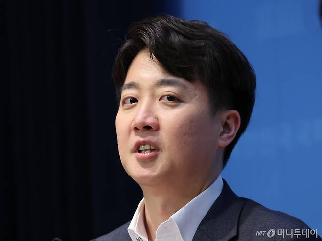 [서울=뉴시스] 조성우 기자 = 이준석 개혁신당 의원이 11일 오후 서울 여의도 국회 소통관에서 고위공직자범죄수사처(공수처) 설치 및 운영에 관한 법률 폐지안 발의 기자회견을 하고 있다. 2025.03.11. xconfind@newsis.com /사진=조성우