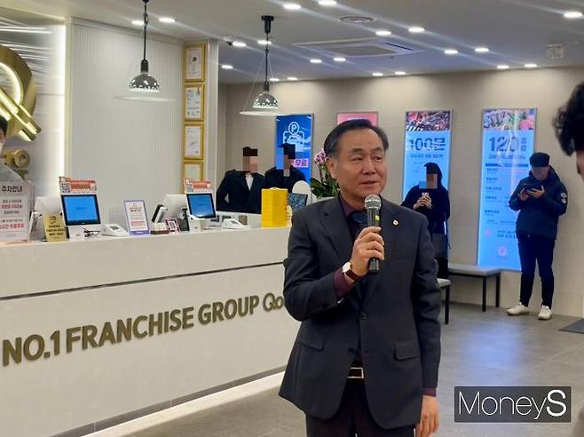 쿠우쿠우는 오는 5월 새로운 브랜드인 올웨이즈샤브를 오픈할 예정이다. 김영기 쿠우쿠우 회장이 10일 오후 쿠우쿠우 골드점 오픈 리허설에 참석해 발언하고 있다. /사진=김서현 기자