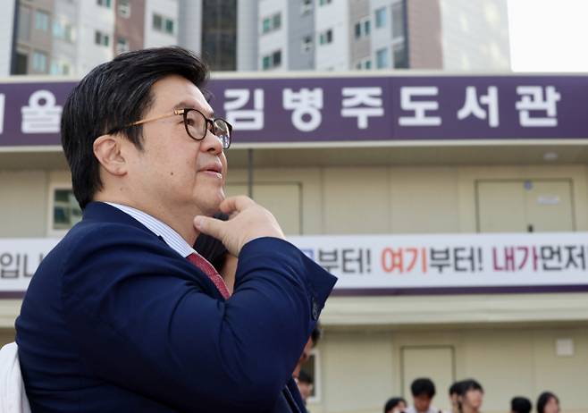 MBK파트너스의 홈플러스 기업회생 논란이 불거지면서 김병주 MBK파트너스 회장의 책임론이 거론된다. /사진=뉴시스