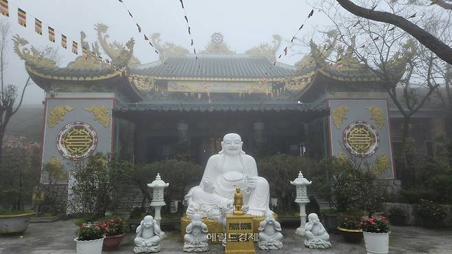 바나산 영응사 마당의 포대화상