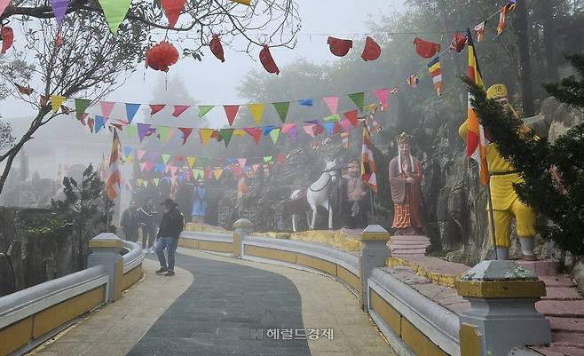 바나산 영응사 가는 길목에 배치된 손오공, 삼장법사 등 조각상