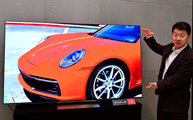 백선필 LG전자 TV상품기획담당(상무)이 11일 서울 강서구 LG사이언스파크에서 열린 브리핑에서 2025 LG 올레드 에보(G5) 제품의 차별화된 AI 기능, 독보적 화질, 차원이 다른 편의성 등을 설명하고 있다. [LG전자 제공]