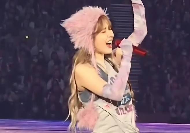 콘서트에서 한 관객이 ‘갤럭시 S 울트라’ 모델을 활용해 가수 아이유를 촬영한 모습. [유튜브 ‘꾸러기지’ 갈무리]