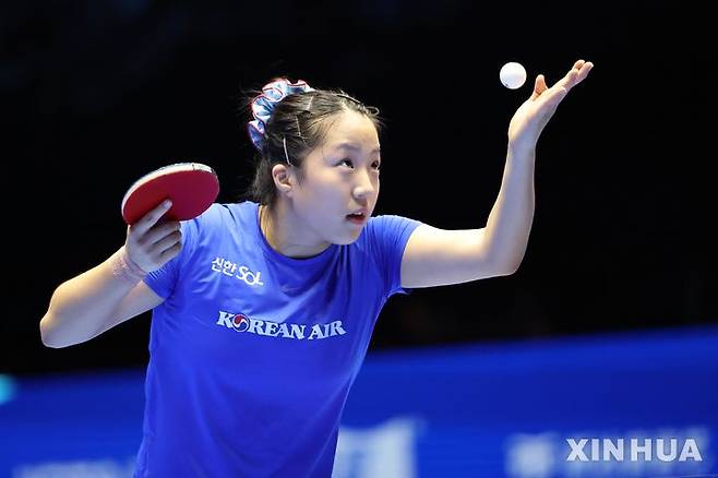 [선전=신화/뉴시스] 신유빈이 20일(현지 시간) 중국 광둥성 선전에서 열린 제34회 국제탁구연맹(ITTF)-아시아탁구연맹(ATTU) 아시안컵 여자 단식 조별리그 6조 하리모토 미와(일본)와 경기하고 있다. 신유빈이 1-3(11-8 10-12 5-11 8-11)으로 역전패해 1승1패를 기록했다. 2025.02.21.