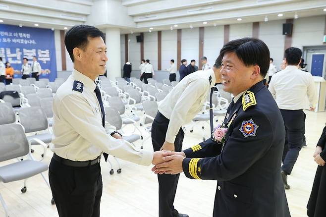 조선호 경기도소방재난본부장이 퇴임식에서 직원과 인사하고 있다. (사진=경기도소방재난본부 제공) *재판매 및 DB 금지