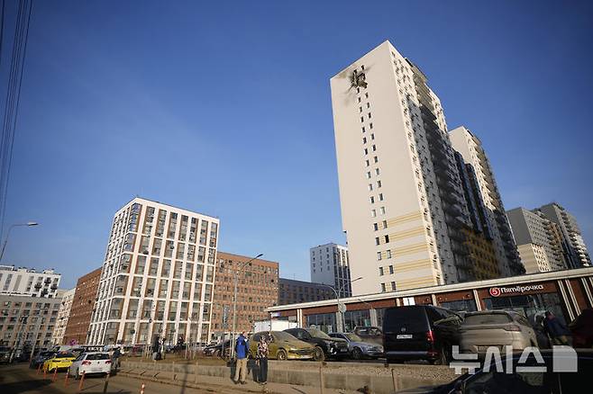 [모스크바=AP/뉴시스] 11일(현지 시간) 러시아 모스크바 외곽 사프로노보에서 방공망에 격추된 우크라이나 드론 파편에 아파트 건물이 파손돼 있다. 우크라이나는 이날 사우디아라비아 제다에서 열리는 미·우크라 고위급 회담을 몇 시간 앞두고 모스크바를 포함해 러시아 여러 지역에 올해 최대 규모 드론 공격을 단행했다. 2025.03.11.