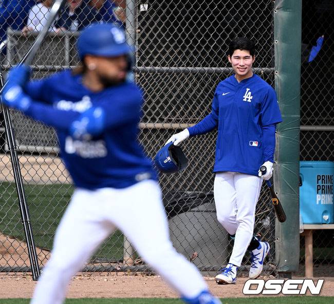 [OSEN=애리조나(미국), 이대선 기자] LA 다저스 김혜성이 타격 훈련을 위해 이동하고 있다. 2025.02.18 / sunday@osen.co.kr