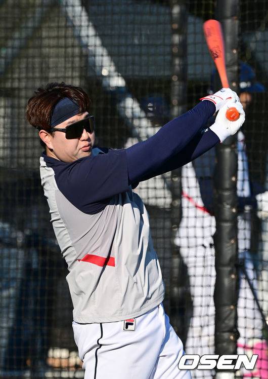 [OSEN=이천, 김성락 기자] 6일 오후 경기 이천시 두산베어스파크에서 프로야구 구단 두산베어스의 마무리 캠프 훈련이 진행됐다. 이날 훈련에는 오재원의 강압, 수면제 대리 처방으로 사회봉사 80시간 제재를 받은 두산 베어스 소속 김민혁(외야수), 김인태(외야수), 박계범(내야수), 박지훈(내야수), 안승한(포수), 이승진(투수), 장승현(투수), 제환유(투수) 8명이 훈련에 참여했다.두산 장승현이 타격 훈련을 하고 있다. 2024.11.06 / ksl0919@osen.co.kr