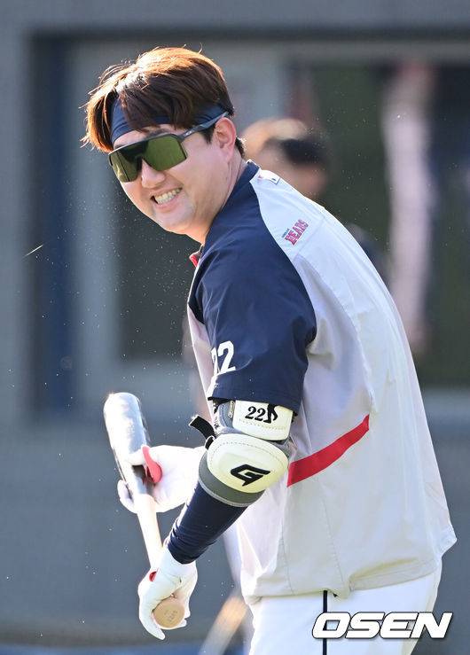 [OSEN=이천, 김성락 기자] 6일 오후 경기 이천시 두산베어스파크에서 프로야구 구단 두산베어스의 마무리 캠프 훈련이 진행됐다. 이날 훈련에는 오재원의 강압, 수면제 대리 처방으로 사회봉사 80시간 제재를 받은 두산 베어스 소속 김민혁(외야수), 김인태(외야수), 박계범(내야수), 박지훈(내야수), 안승한(포수), 이승진(투수), 장승현(투수), 제환유(투수) 8명이 훈련에 참여했다.두산 장승현이 훈련을 하고 있다.2024.11.06 / ksl0919@osen.co.kr