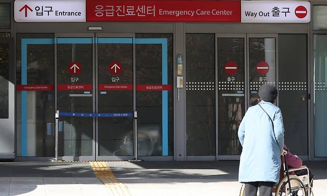 서울 시내 한 대형병원 앞에서 한 환자가 기다리고 있다. 연합뉴스