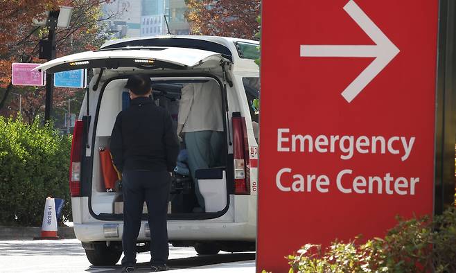 서울 시내 한 대형병원 응급의료센터 앞에 주차된 구급차에서 의료진이 환자 이송을 준비하고 있다. 연합뉴스