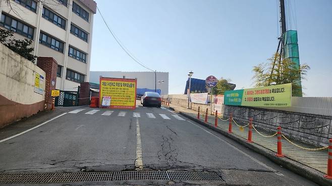 광주 남구 주월동 대광여고와 서진여고 입구 통학로에 위치한 사유지를 둘러싸고 학교 법인과 토지 소유자 간 마찰이 일고 있다. 7일 오전 광주대광여고·서진여고 통학로를 막고 있는 컨테이너. 컨테이너 왼쪽편이 대광여고 정문이고, 위로 30미터 가량 올라가면 서진여고다 ⓒ시사저널 정성환&nbsp;