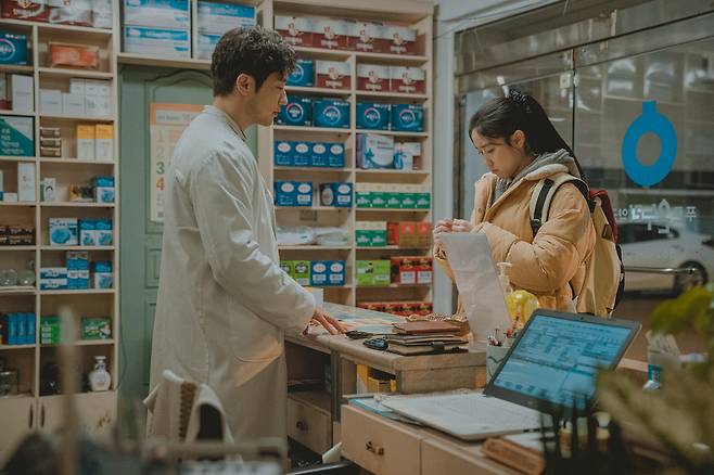 영화 ‘괜찮아 괜찮아 괜찮아!’ 속 손석구(왼쪽)와 이레.