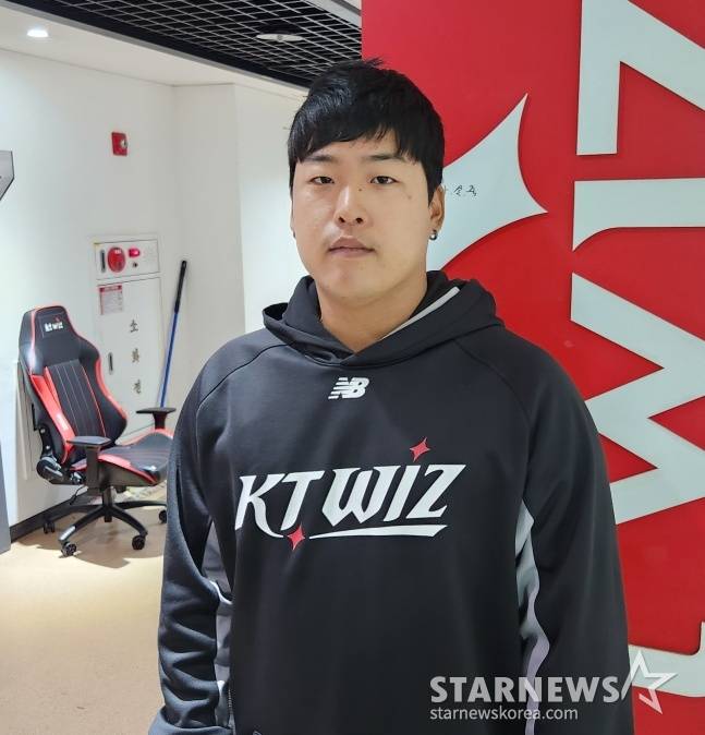KT 강백호가 10일 수원KT위즈파크에서 열린 키움과 2025 KBO 시범경기를 승리로 이끈 후 취재진과 인터뷰에 임하고 있다. /사진=김동윤 기자