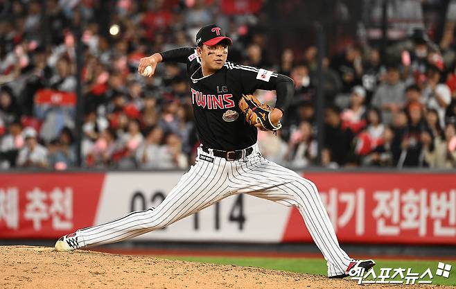 LG 투수 정우영은 지난 8일 수원 KT위즈파크에서 열린 '2025 신한 SOL Bank KBO 시범경기' KT전에서 구원 등판했다. 비시즌 발전해 많은 기대 속 마운드에 올랐으나 아웃카운트 하나를 잡는 동안 볼넷 2개를 내주며 흔들렸다. 엑스포츠뉴스 DB