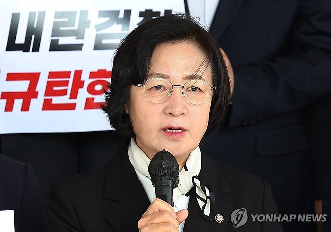 발언하는 추미애 의원 (서울=연합뉴스) 김성민 기자 = 더불어민주당 내란진상조사단 추미애 의원이 심우정 검찰총장을 면담하기 위해 10일 서울 서초구 대검찰청으로 향하기 전 발언하고 있다. 2025.3.10 ksm7976@yna.co.kr