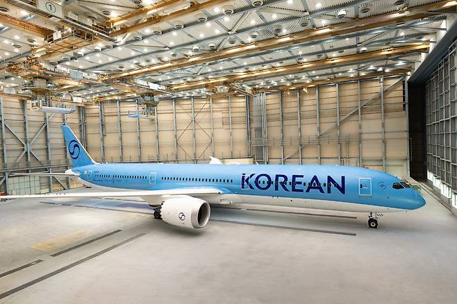 대한항공, 41년만에 새 로고     (서울=연합뉴스) 대한민국 최대 국적 항공사인 대한항공이 '태극 마크'로 대표되는 기업 이미지(CI)를 바꾼다.현재의 로고를 도입한 1984년 이후 41년 만이다. 빨간색, 파란색, 흰색으로 이뤄진 태극 문양에서 벗어나 현대적이고 간결한 디자인을 적용했다. 2025.3.11 [대한항공 제공, 재판매 및 DB 금지]
    photo@yna.co.kr